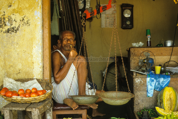 old-man-at-the-market-sri-lanka-002