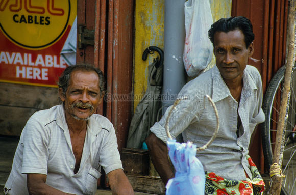 men-at-the-market-sri-lanka-006